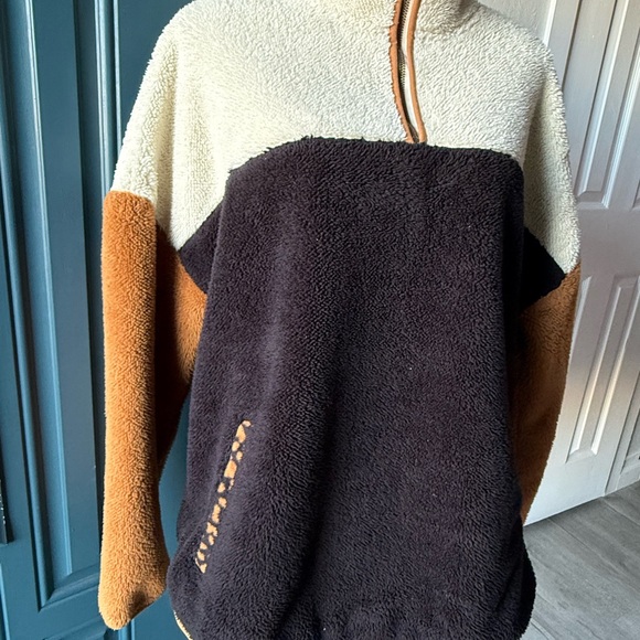 Colorblock Fleece Pullover - Picture 2 of 4